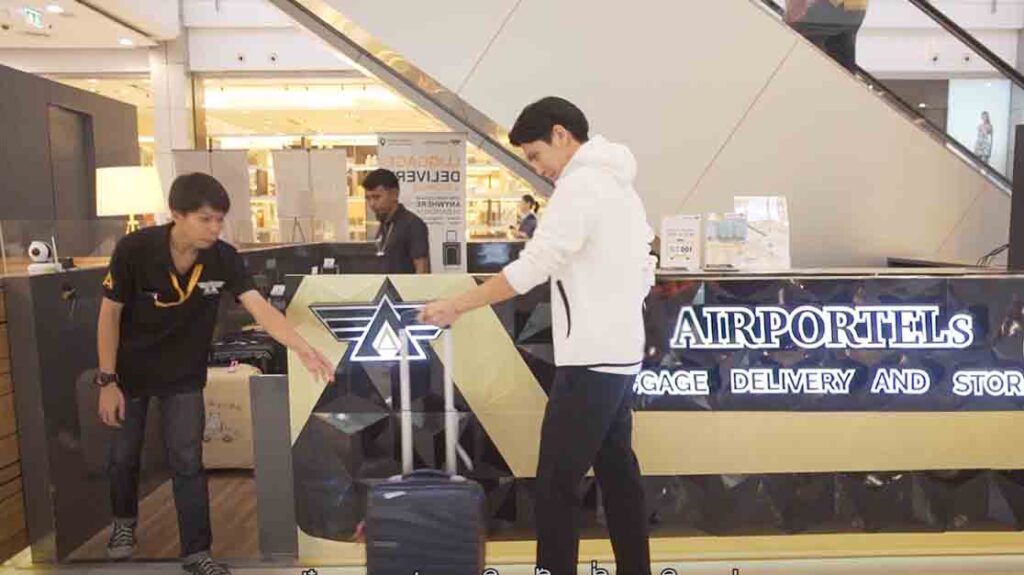 עמדת חברת AIRPORTELS להפקדת חפצים ומזוודות בשדה התעופה בתאילנד סמוך לבנגקוק. אחת מ3 חברות גדולות המספקות שירות זה