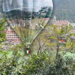 עיבוד לתצלום באדיבות נועה קריס של העיר אגרופולי באיטליה (על הכדור הפורח). uברקע: נהר הגנגס בהודו