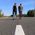 זוג על קורקינט במסע אל האופק. תצלום באדיבות: Sergey Semenov