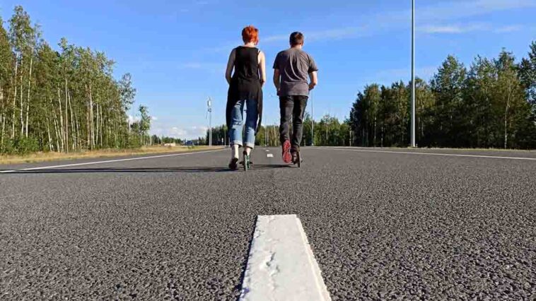 זוג על קורקינט במסע אל האופק. תצלום באדיבות: Sergey Semenov