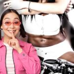 שתי נשים על אופנוע. הנוסעת מחבקת את הנהגת. בחזית, נערה שמה אצבע על השפתיים