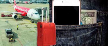 עיבוד תצלומים מזוודה, טלפון ניד בכיס יחד עם שטר כסף. ברקע מטוס בשדה התעופה סוואנאפום סמוך לבנגקוק בתאילנד